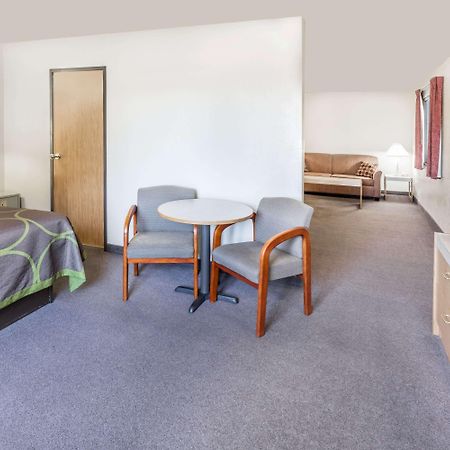 Super 8 By Wyndham Bend Hotel Екстериор снимка