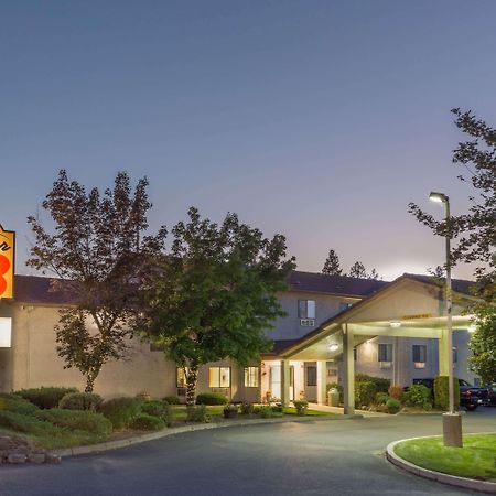 Super 8 By Wyndham Bend Hotel Екстериор снимка