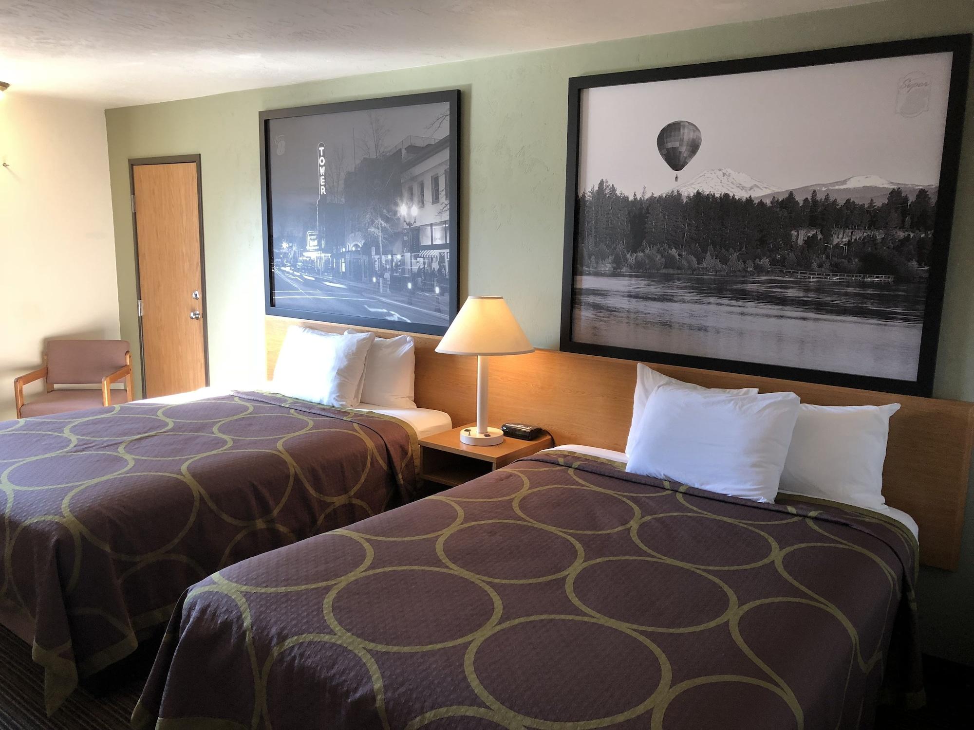 Super 8 By Wyndham Bend Hotel Екстериор снимка