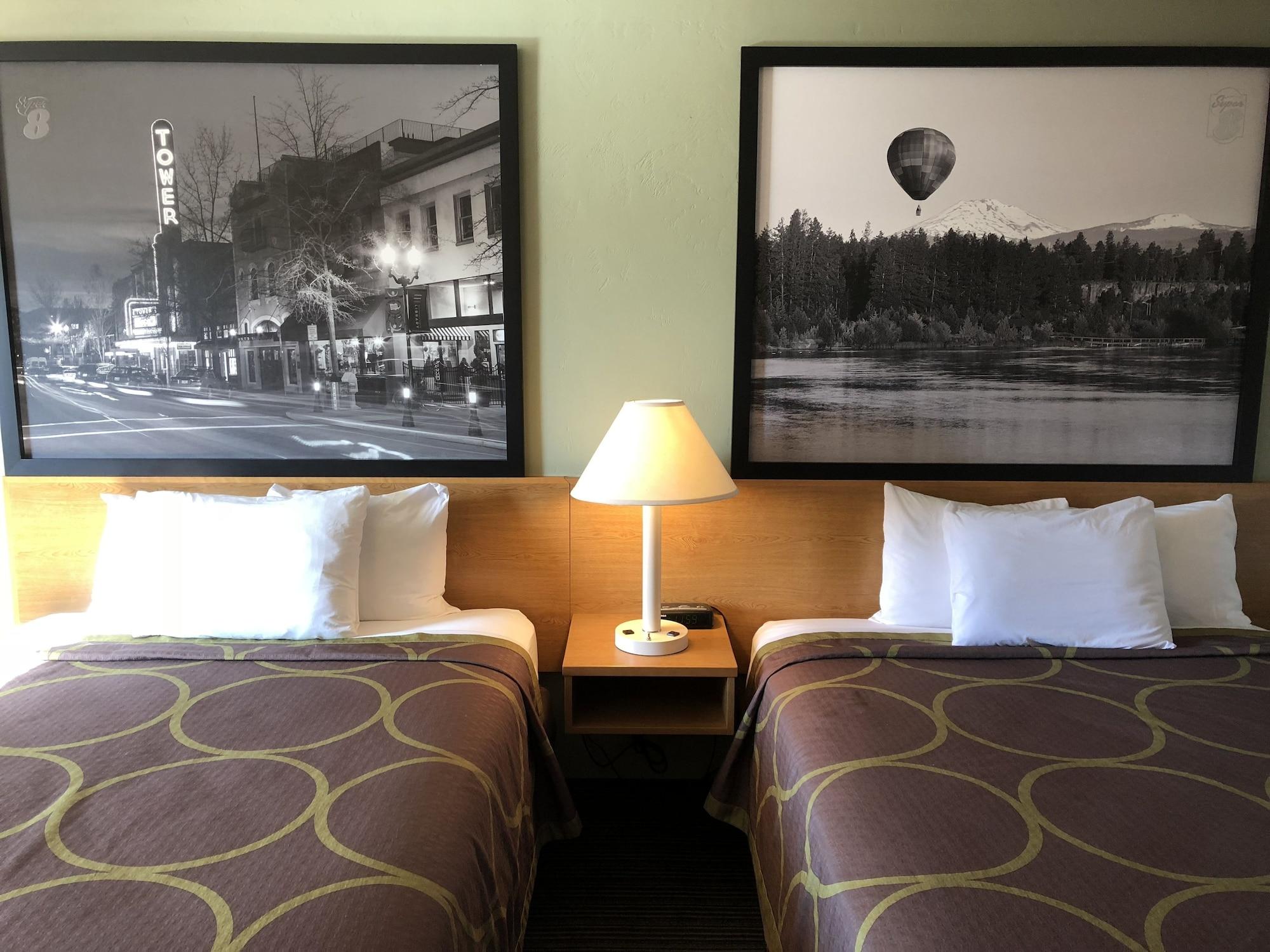 Super 8 By Wyndham Bend Hotel Екстериор снимка