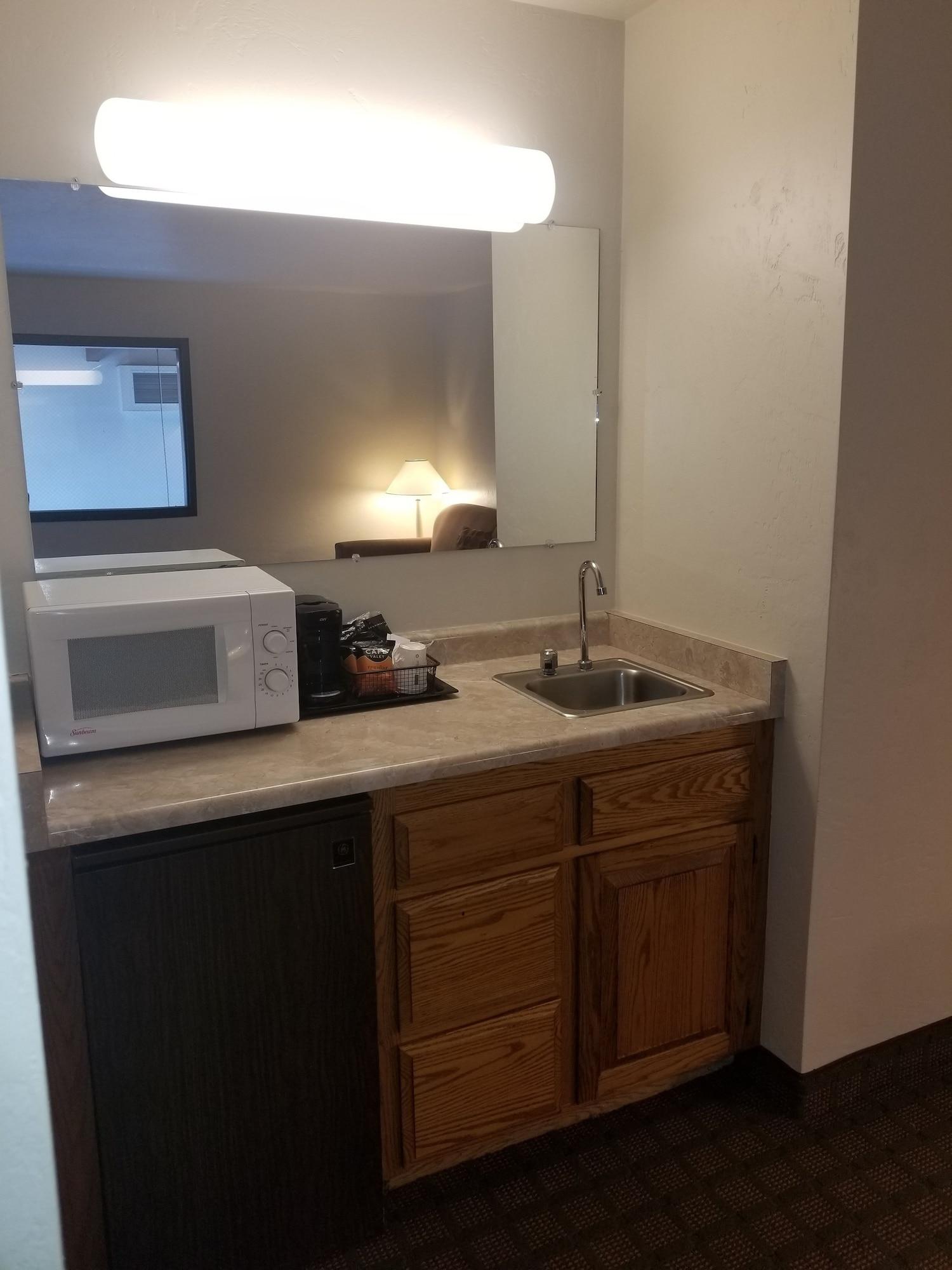 Super 8 By Wyndham Bend Hotel Екстериор снимка