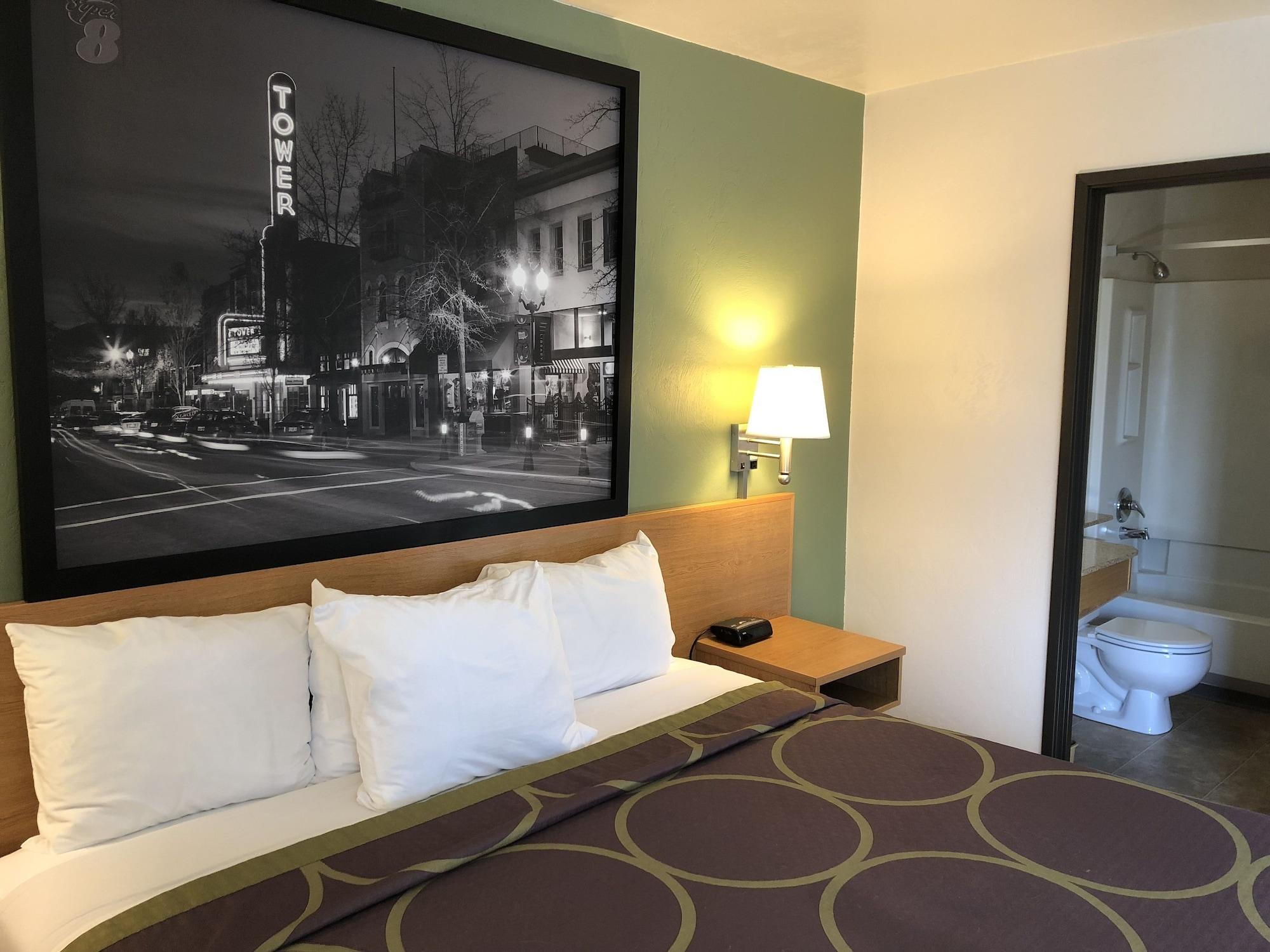 Super 8 By Wyndham Bend Hotel Екстериор снимка