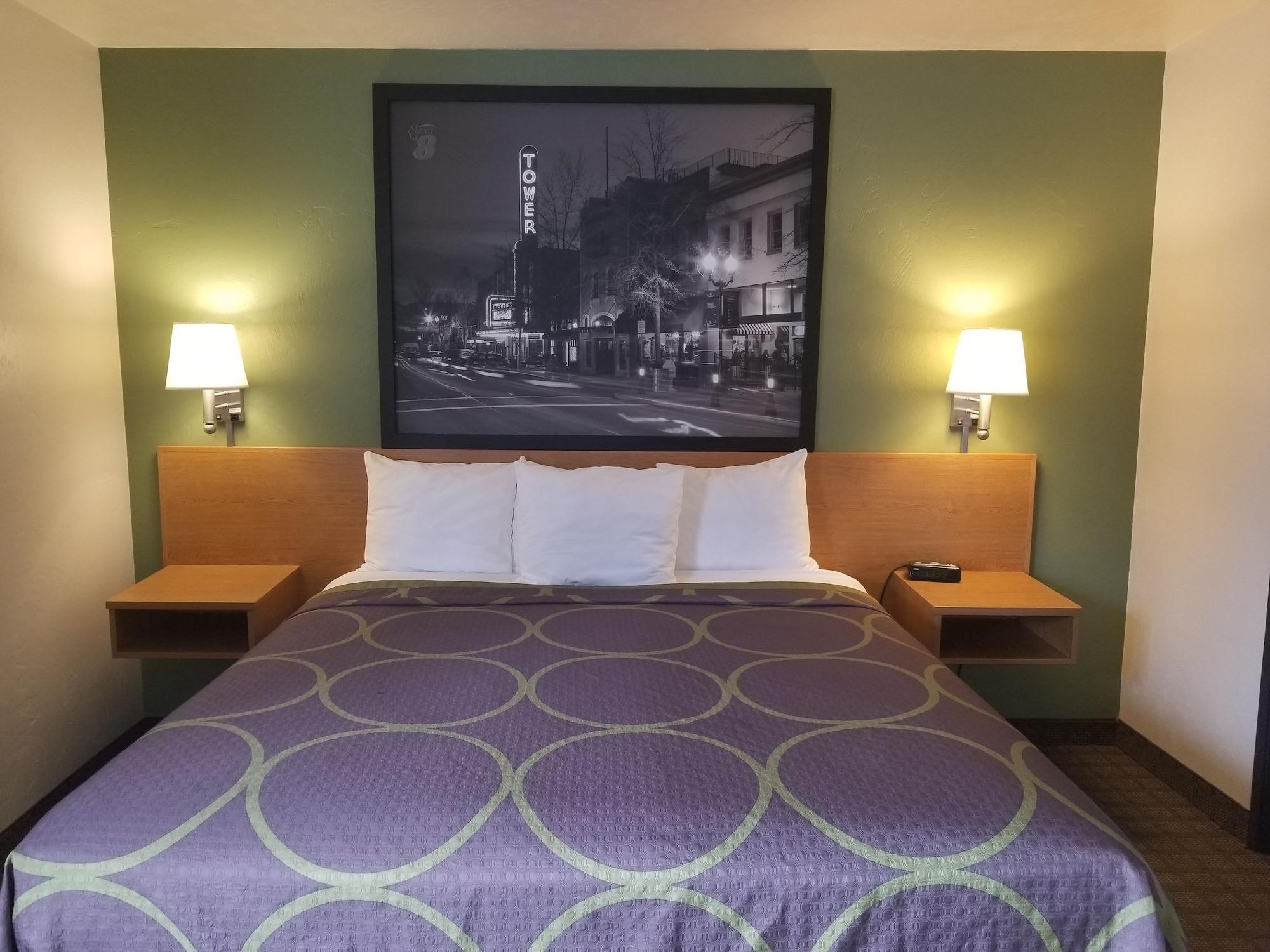 Super 8 By Wyndham Bend Hotel Екстериор снимка