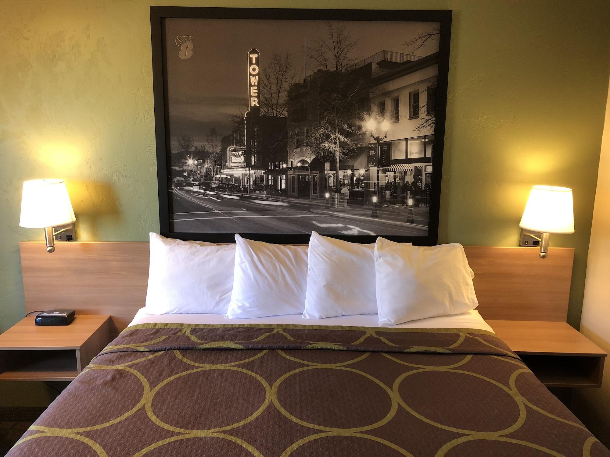 Super 8 By Wyndham Bend Hotel Екстериор снимка