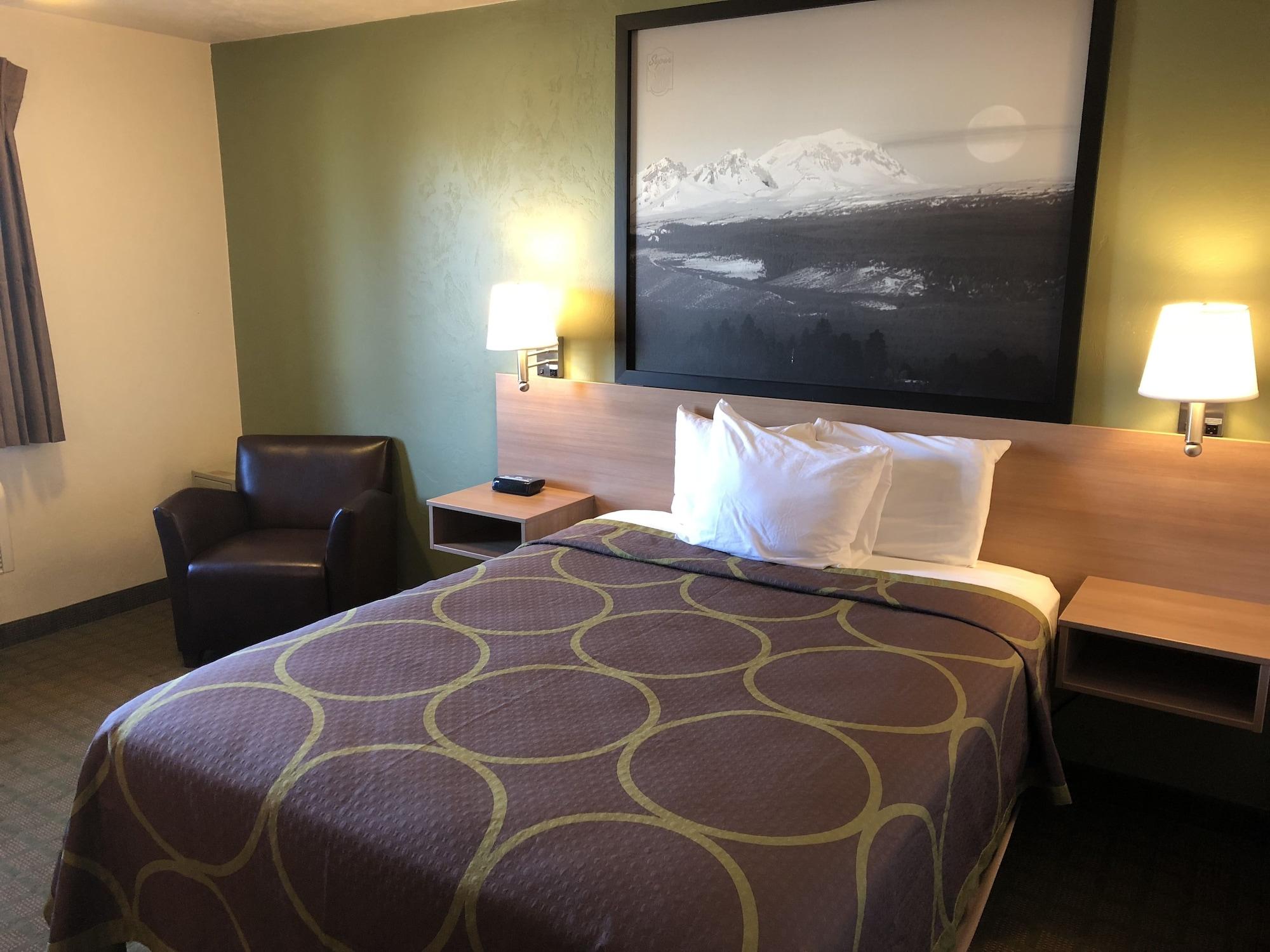 Super 8 By Wyndham Bend Hotel Екстериор снимка