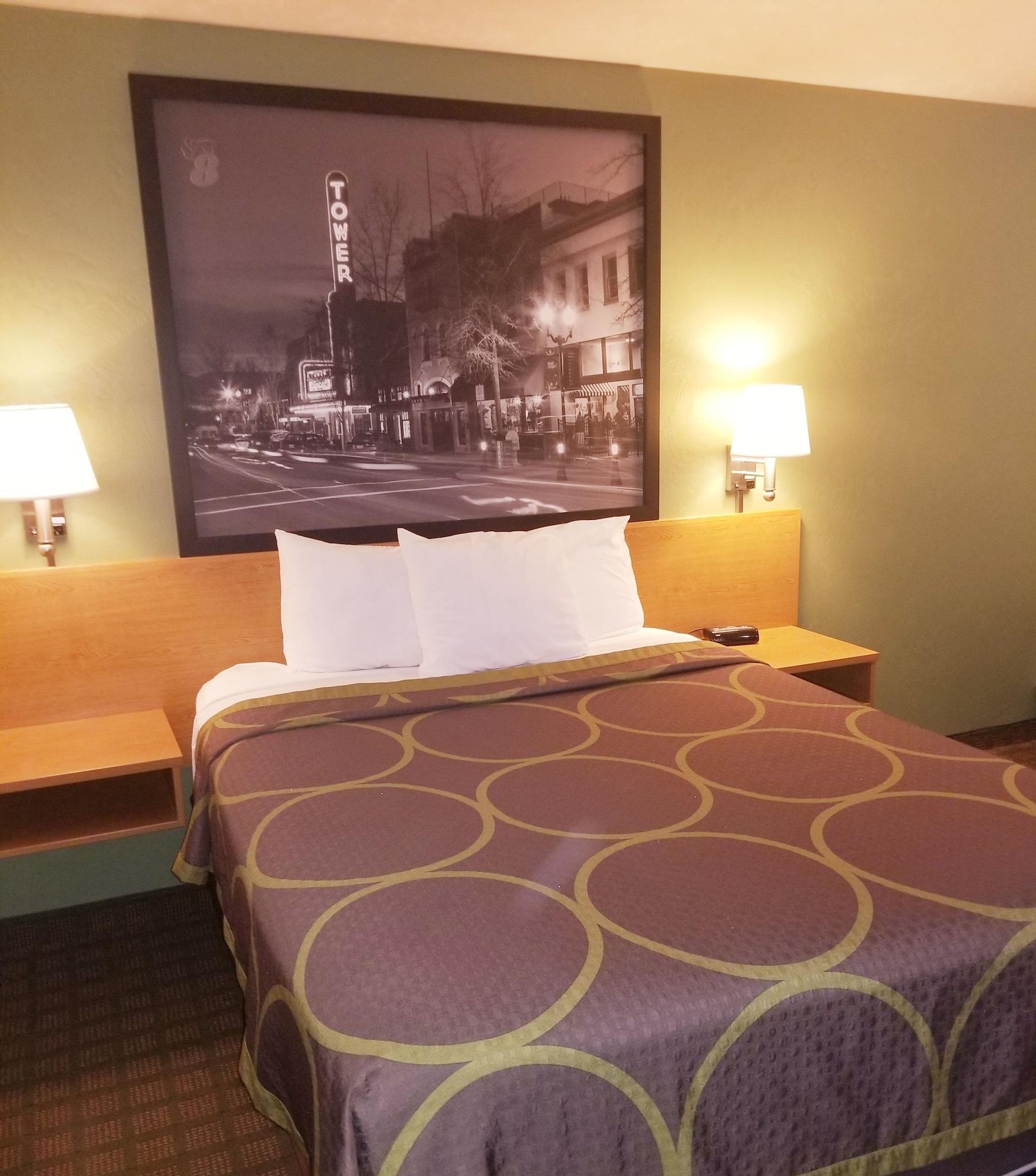 Super 8 By Wyndham Bend Hotel Екстериор снимка