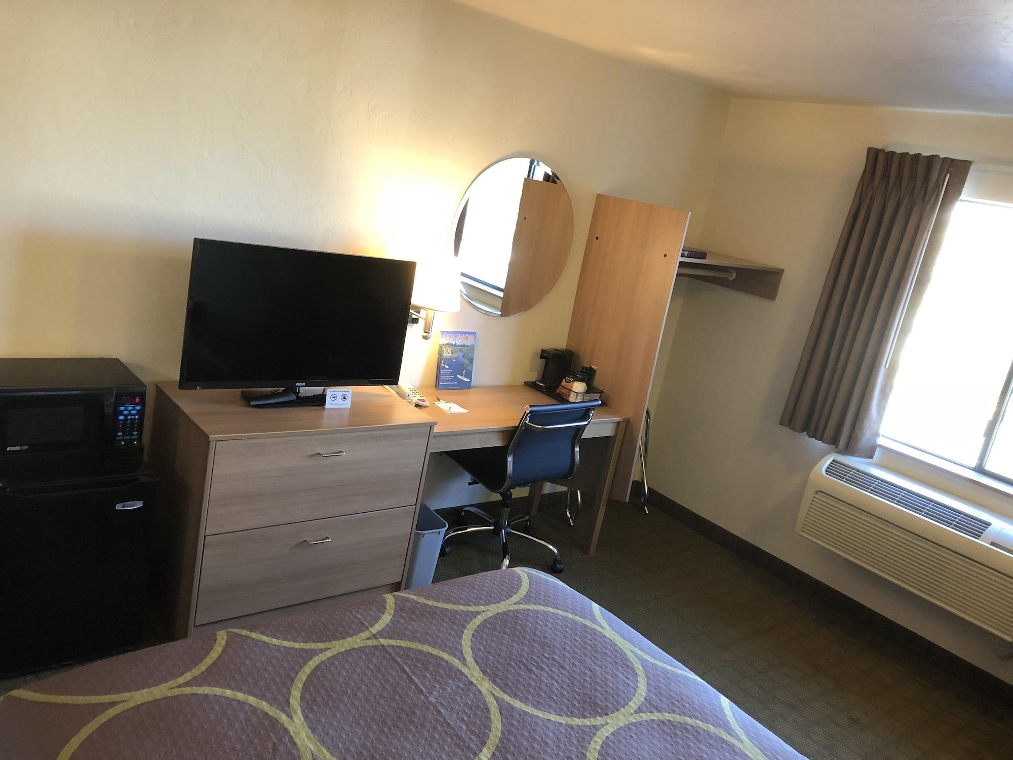 Super 8 By Wyndham Bend Hotel Екстериор снимка