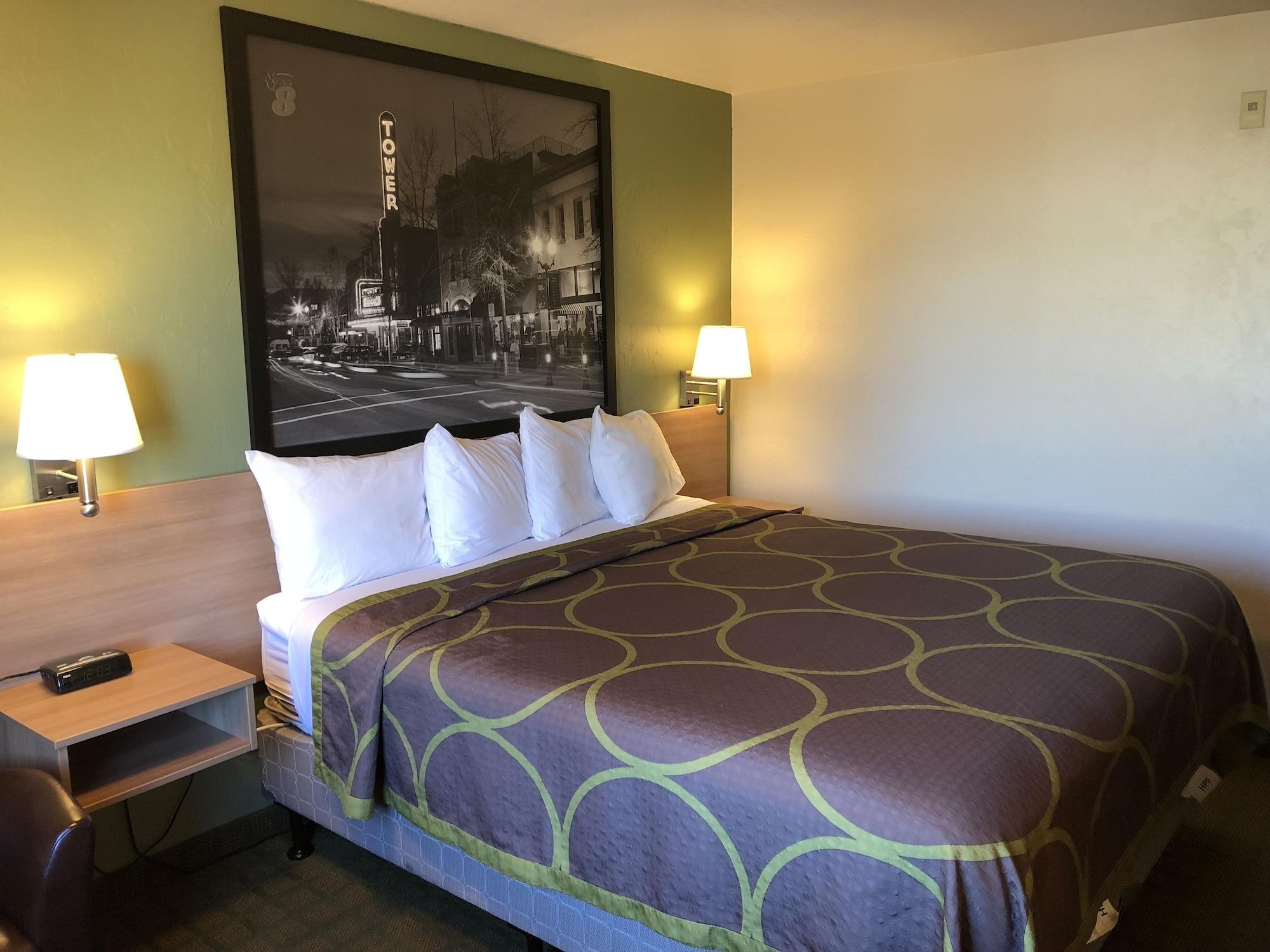 Super 8 By Wyndham Bend Hotel Екстериор снимка