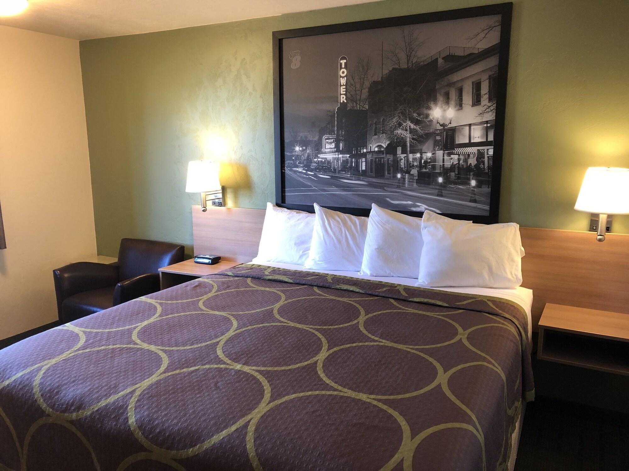 Super 8 By Wyndham Bend Hotel Екстериор снимка