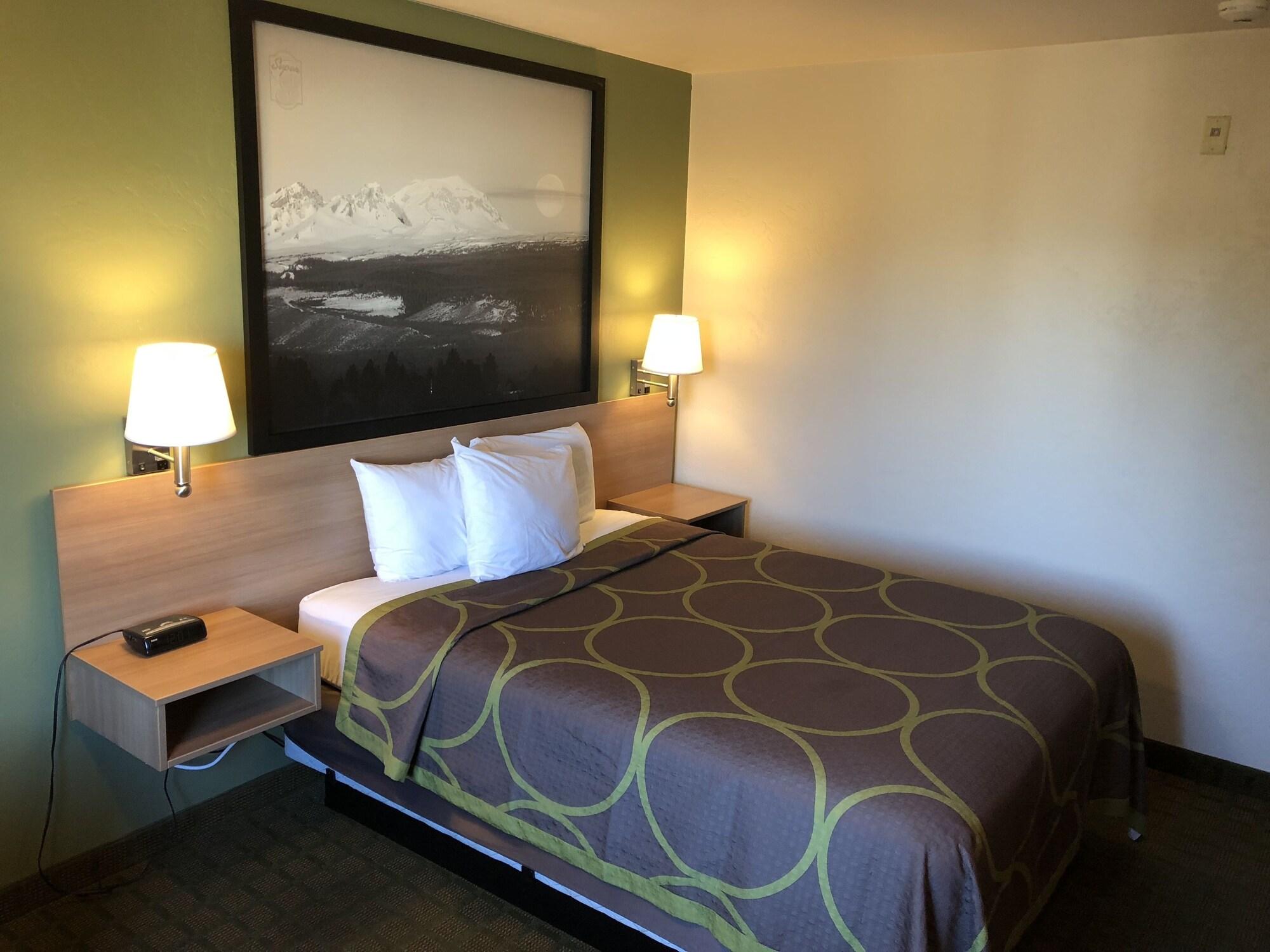 Super 8 By Wyndham Bend Hotel Екстериор снимка