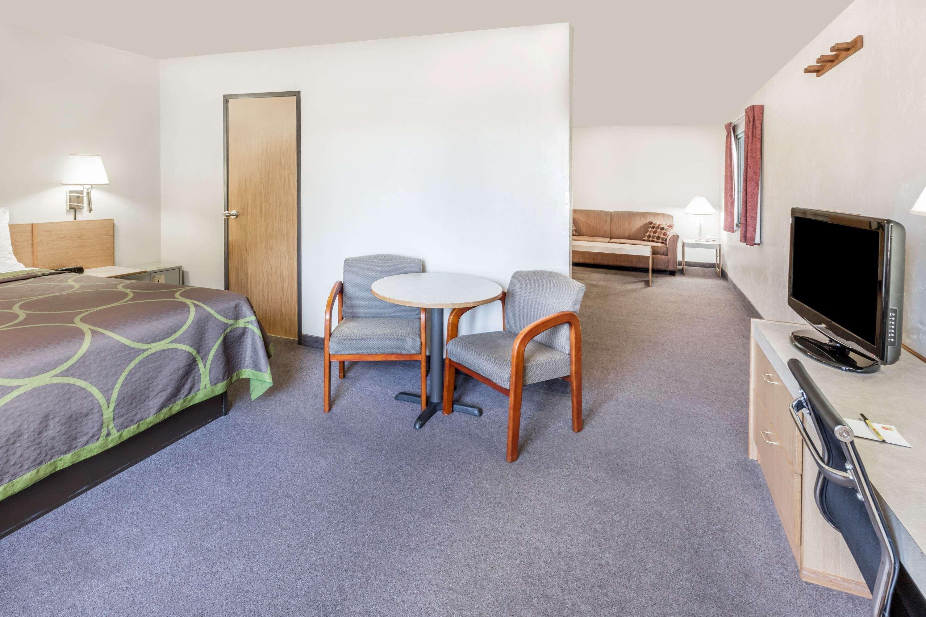 Super 8 By Wyndham Bend Hotel Екстериор снимка