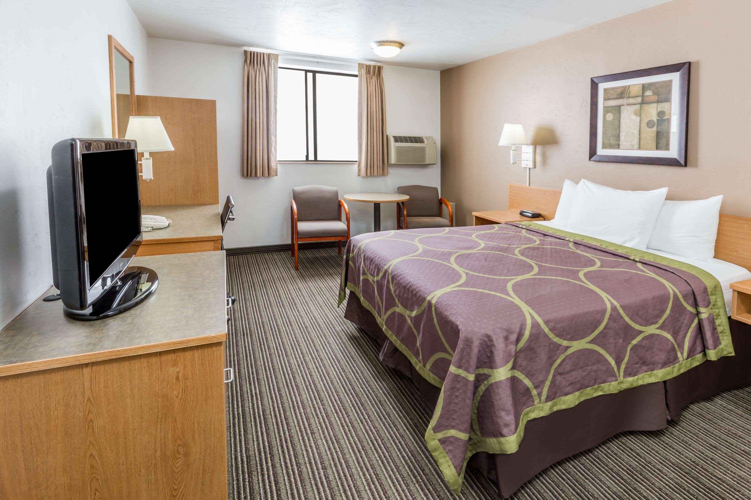 Super 8 By Wyndham Bend Hotel Екстериор снимка