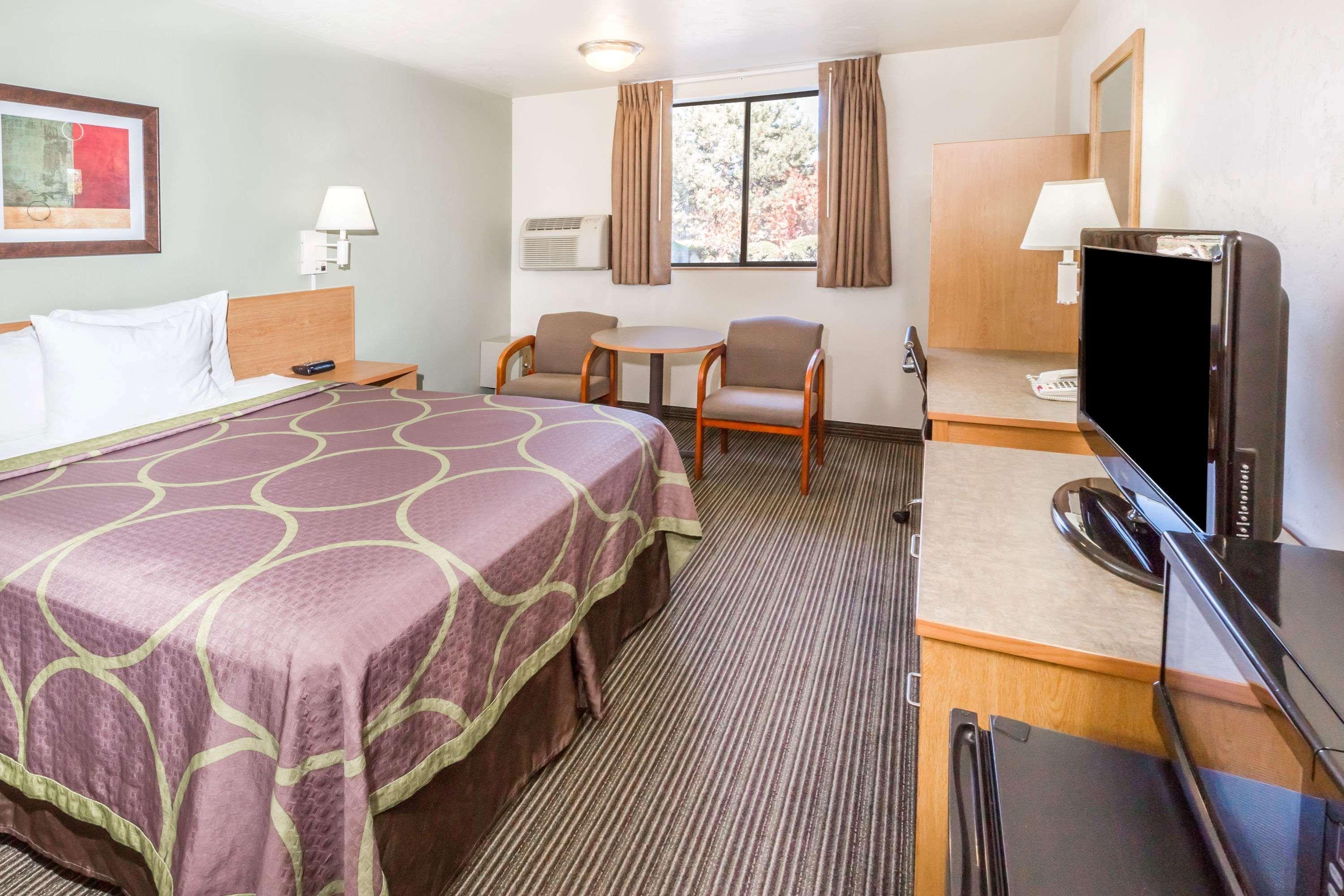 Super 8 By Wyndham Bend Hotel Екстериор снимка