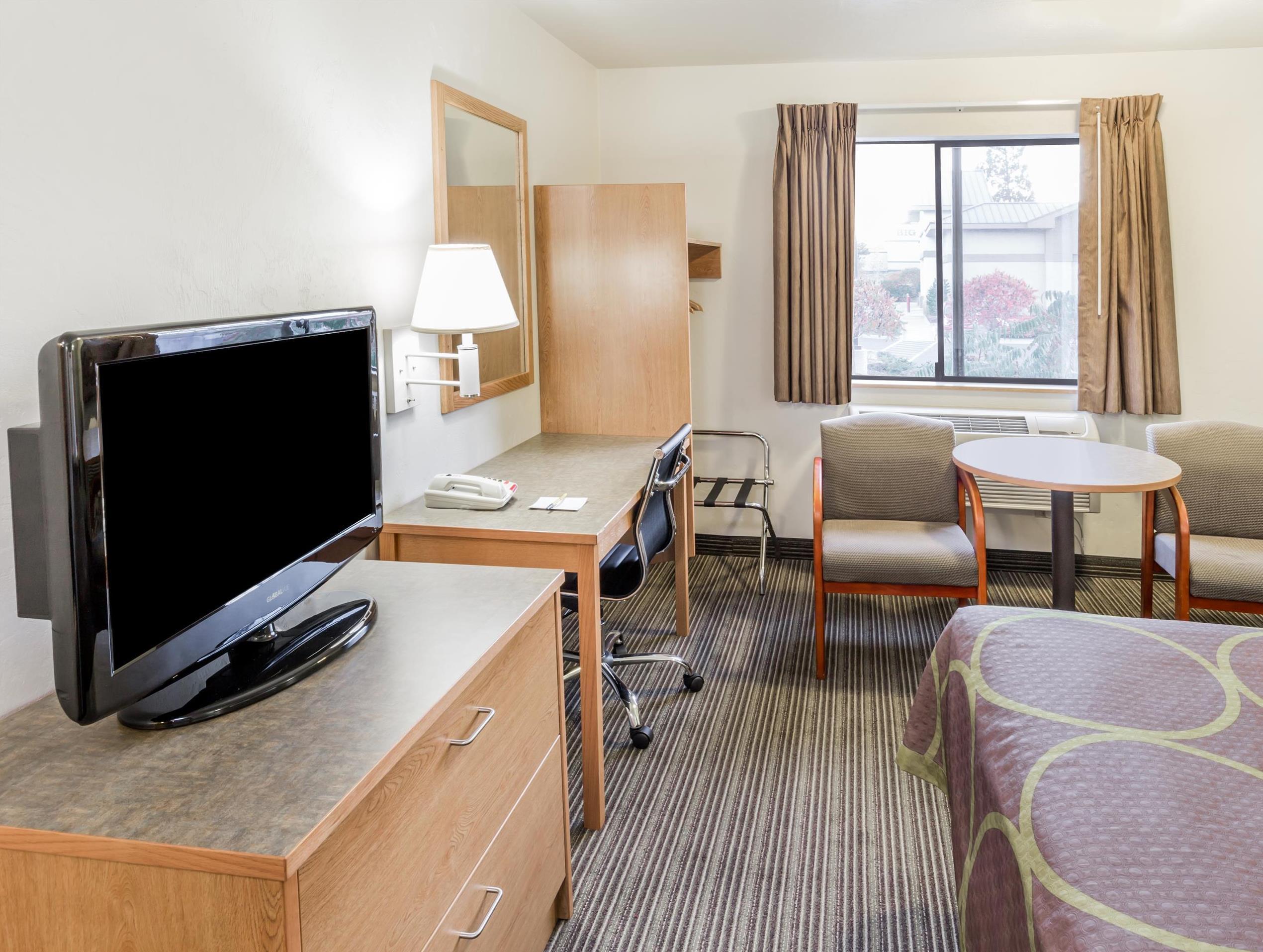Super 8 By Wyndham Bend Hotel Екстериор снимка