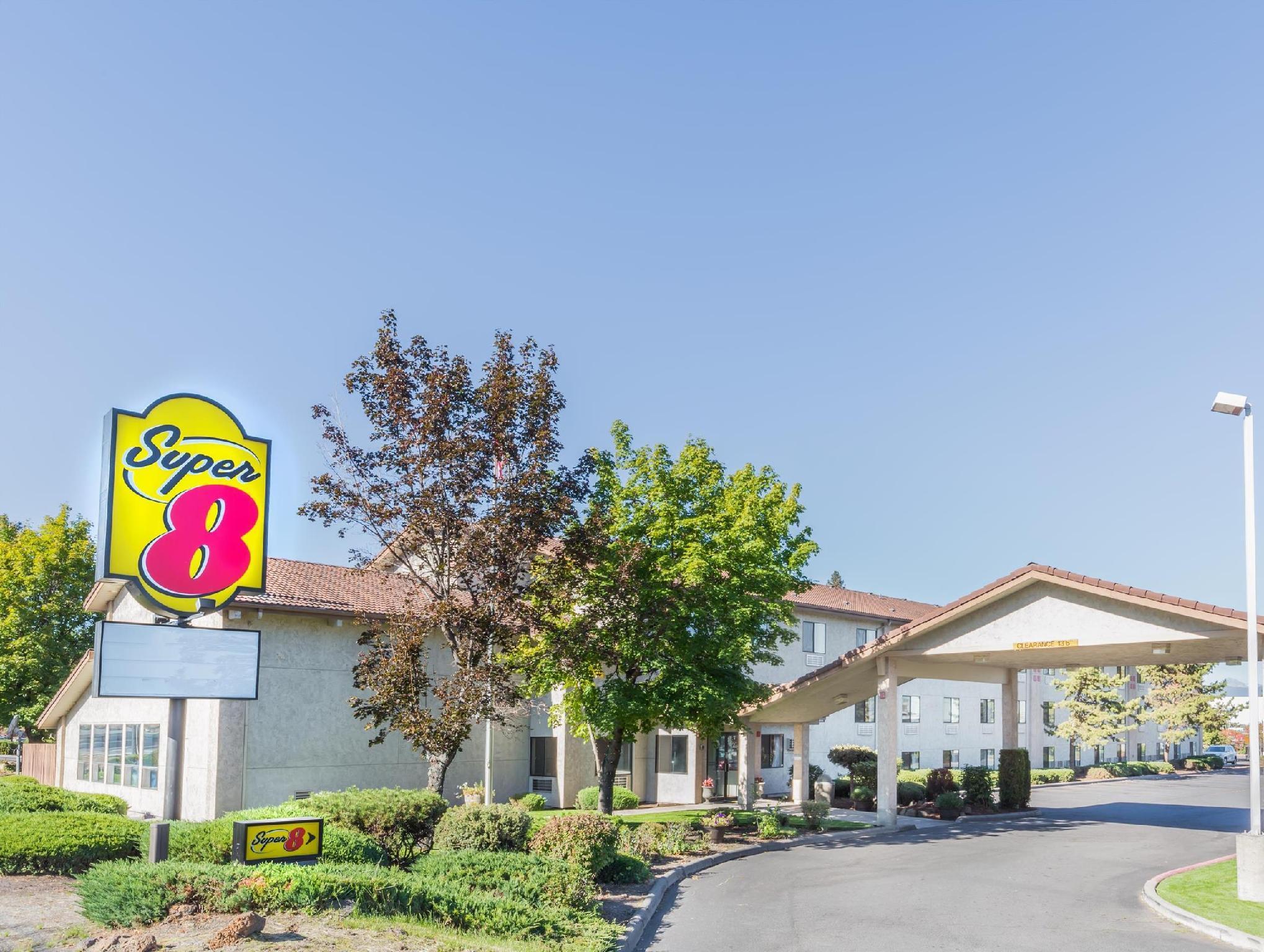 Super 8 By Wyndham Bend Hotel Екстериор снимка
