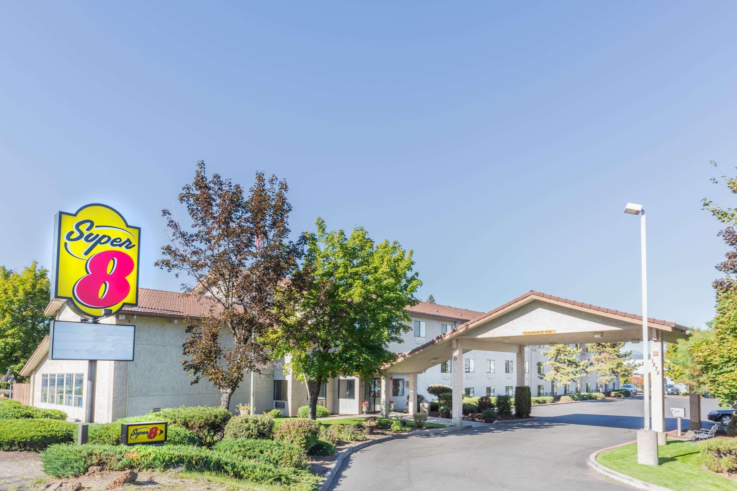 Super 8 By Wyndham Bend Hotel Екстериор снимка