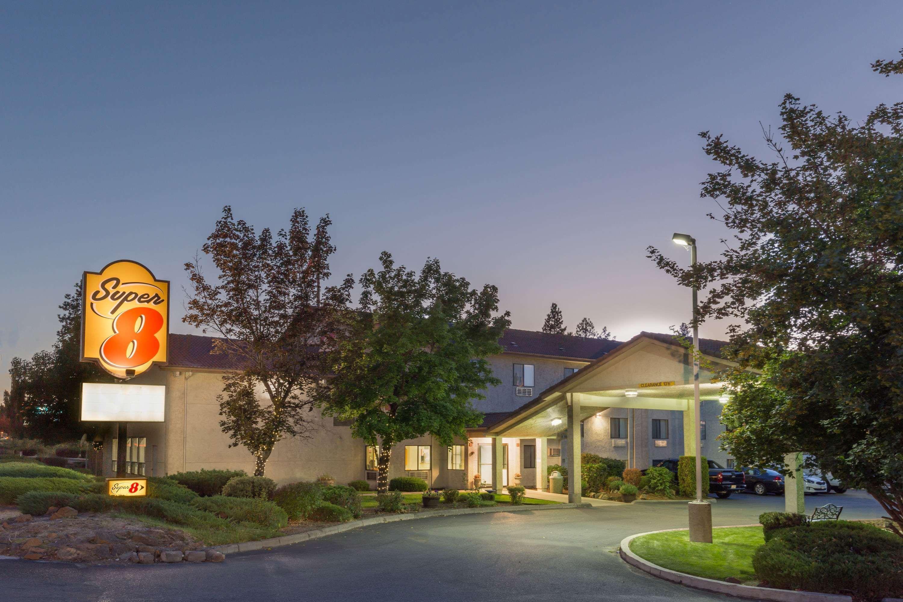 Super 8 By Wyndham Bend Hotel Екстериор снимка