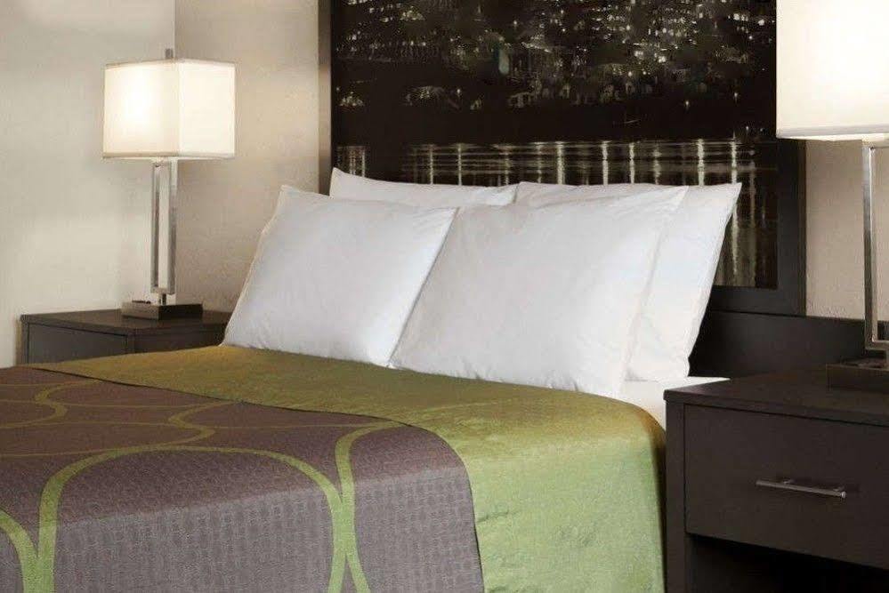 Super 8 By Wyndham Bend Hotel Екстериор снимка