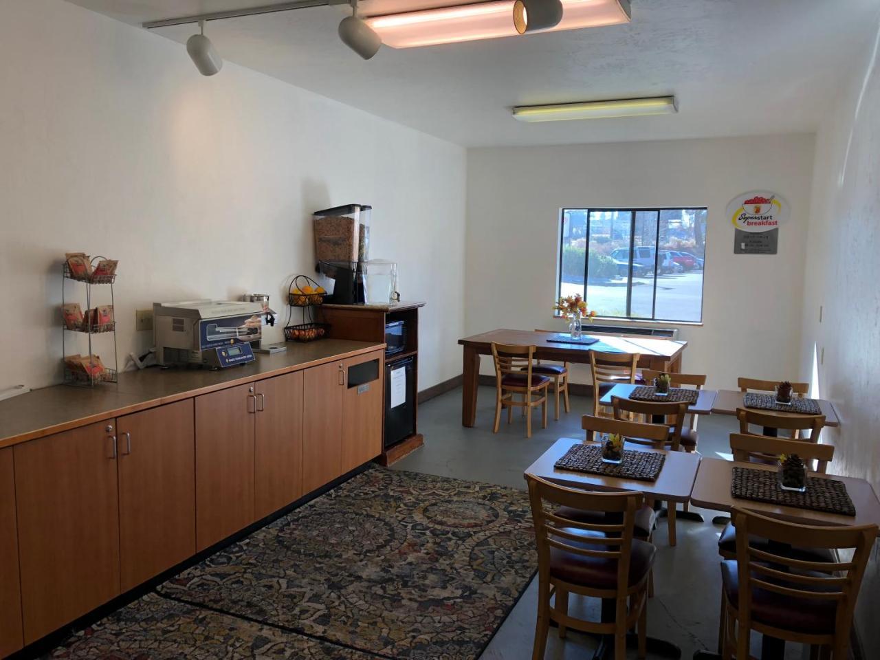 Super 8 By Wyndham Bend Hotel Екстериор снимка