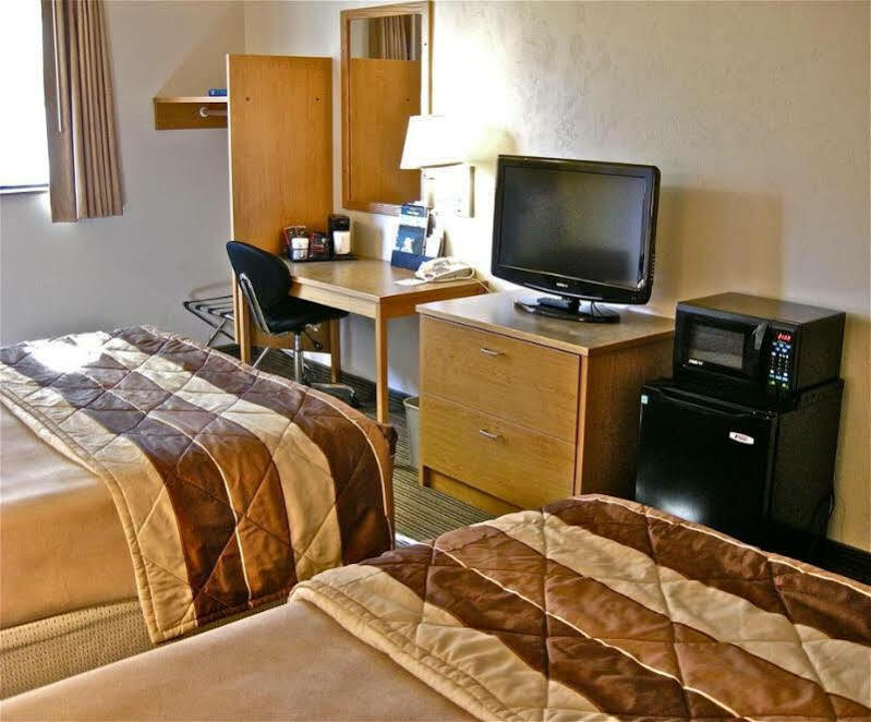 Super 8 By Wyndham Bend Hotel Екстериор снимка