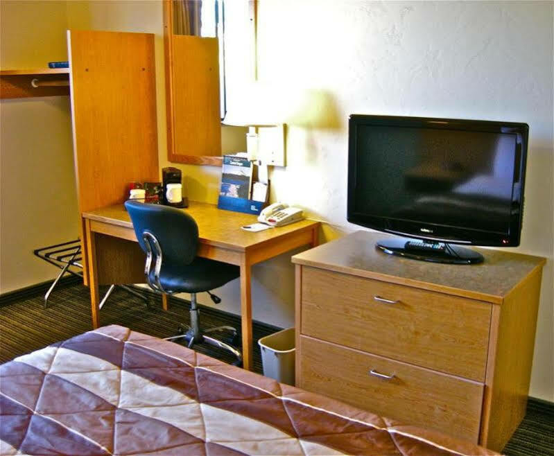 Super 8 By Wyndham Bend Hotel Екстериор снимка