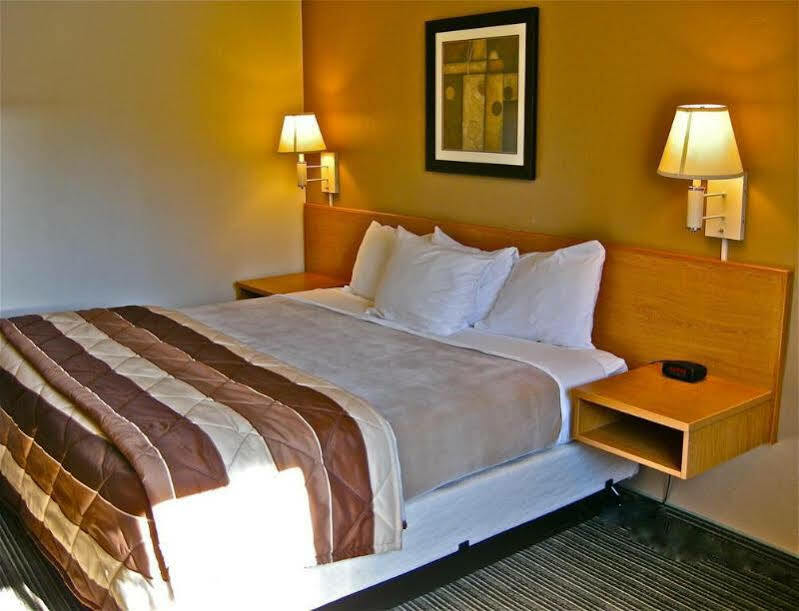 Super 8 By Wyndham Bend Hotel Екстериор снимка