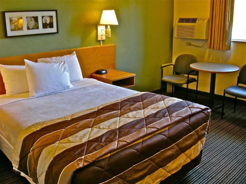 Super 8 By Wyndham Bend Hotel Екстериор снимка