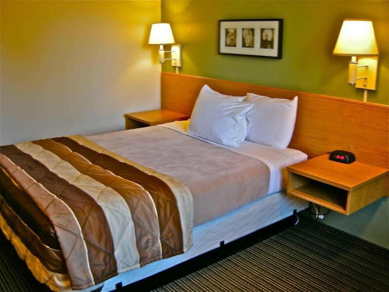 Super 8 By Wyndham Bend Hotel Екстериор снимка