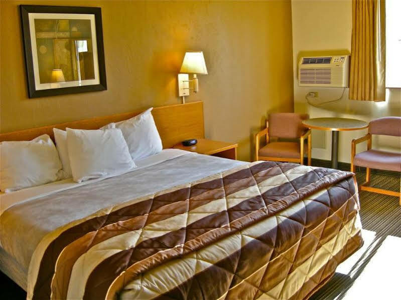 Super 8 By Wyndham Bend Hotel Екстериор снимка